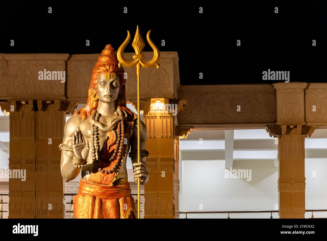 idol del dio santo indù, signore shiva, all'aperto da diverse angolazioni, l'immagine viene scattata al corridoio del tempio mahakaleshwar mahakal ujjain madhya pradesh india. Foto Stock