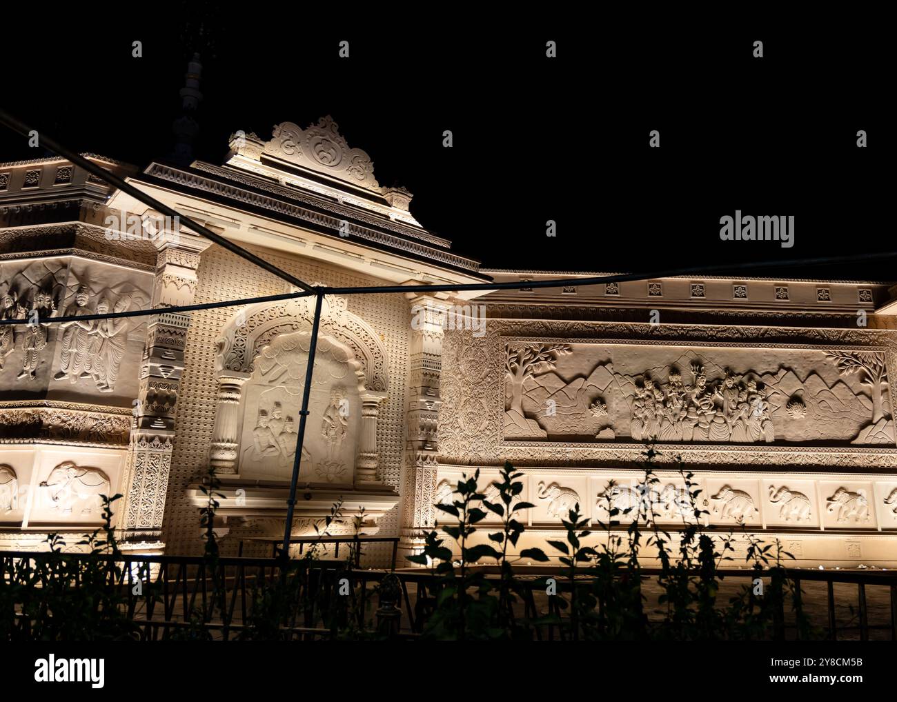 l'esterno del complesso del tempio santo indù di notte viene scattata un'immagine presso il corridoio del tempio mahakaleshwar mahakal di ujjain madhya pradesh india. Foto Stock