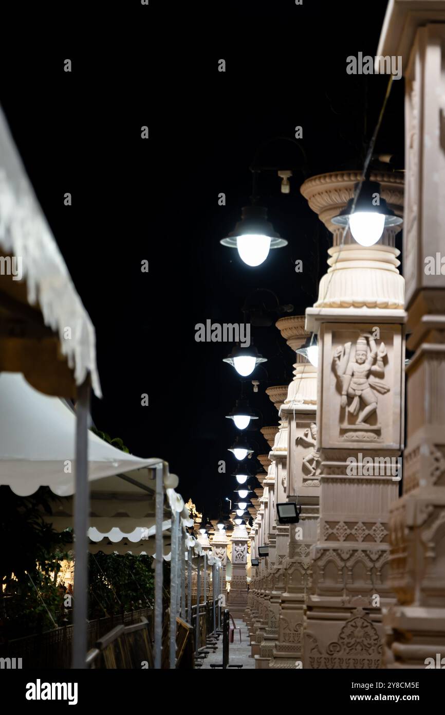 l'esterno artistico del corridoio del tempio indù santo di notte viene scattata un'immagine presso il corridoio del tempio mahakaleshwar mahakal ujjain madhya pradesh india. Foto Stock