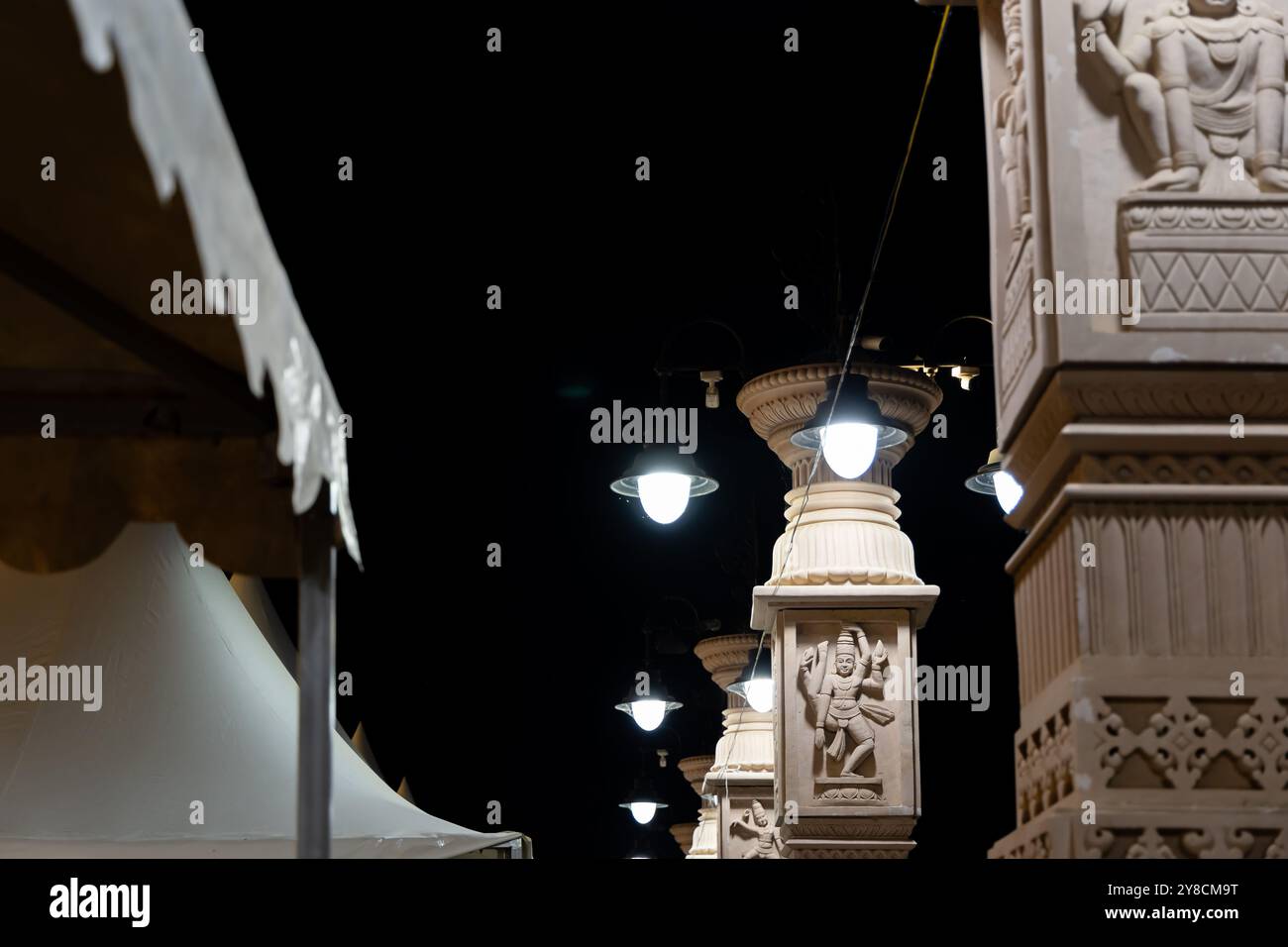 l'esterno artistico del corridoio del tempio indù santo di notte viene scattata un'immagine presso il corridoio del tempio mahakaleshwar mahakal ujjain madhya pradesh india. Foto Stock
