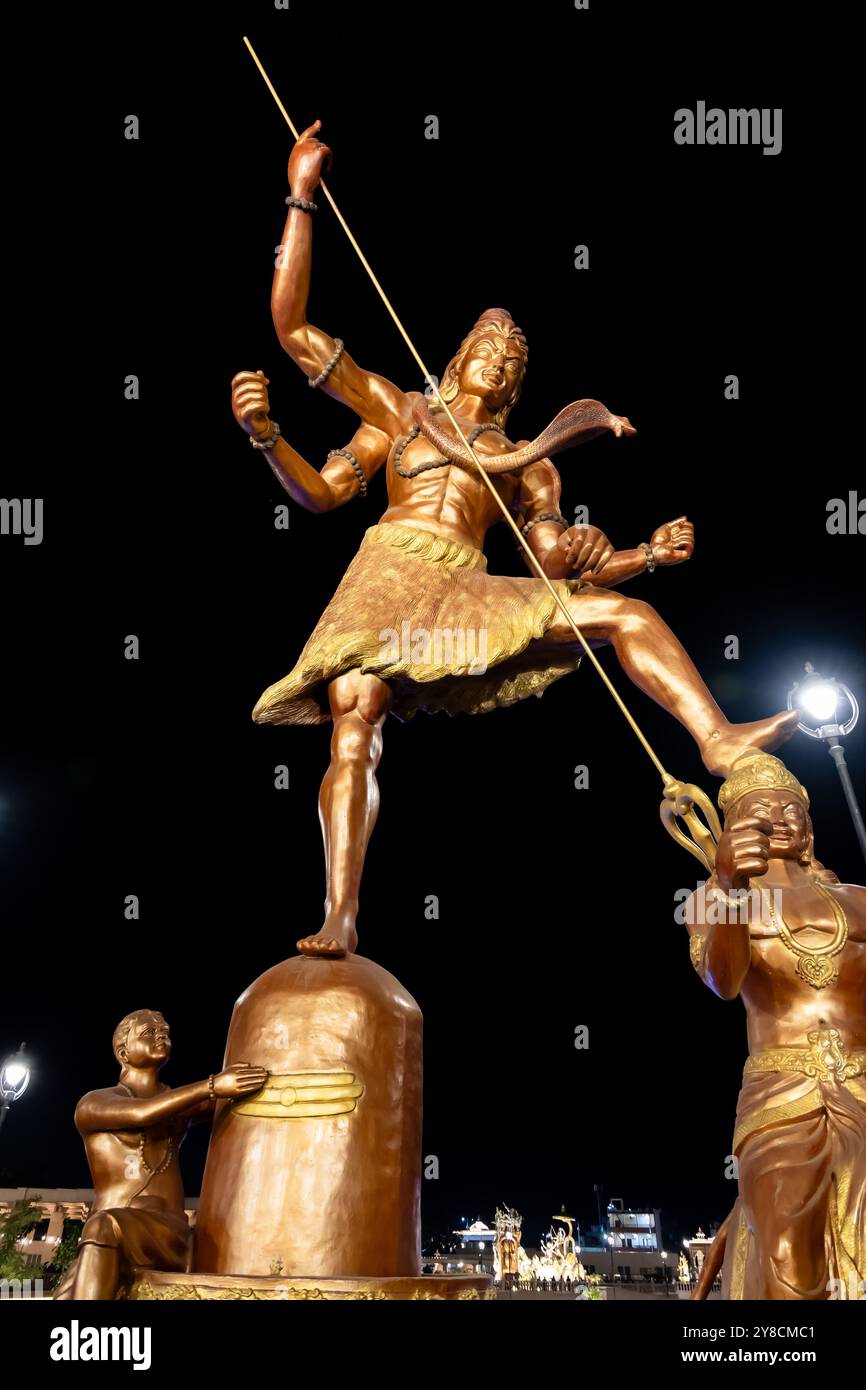 idol del dio santo indù, signore shiva, all'aperto da diverse angolazioni, l'immagine viene scattata al corridoio del tempio mahakaleshwar mahakal ujjain madhya pradesh india. Foto Stock