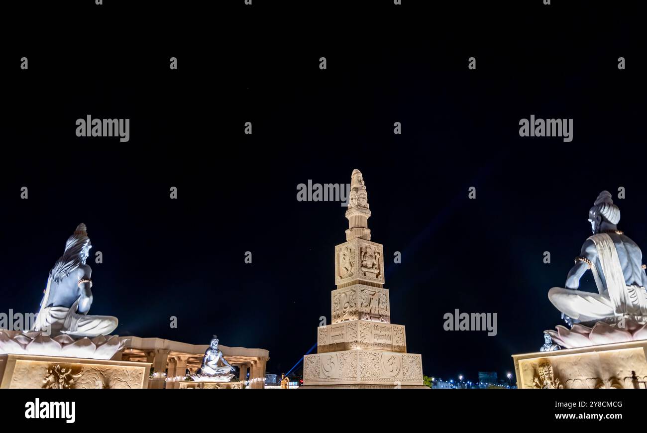 idol del sacro saggio indù seduto in mediazione all'aperto di notte l'immagine viene scattata al corridoio del tempio mahakaleshwar mahakal ujjain madhya pradesh india. Foto Stock