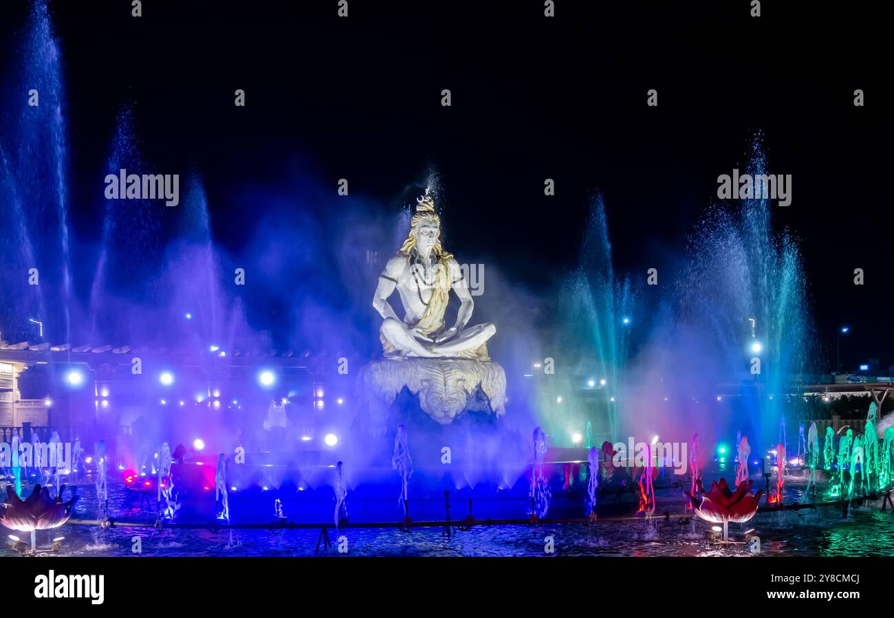 idolo drammatico e isolato del santo dio indù, signore shiva, seduto in mediazione all'aperto di notte Foto Stock