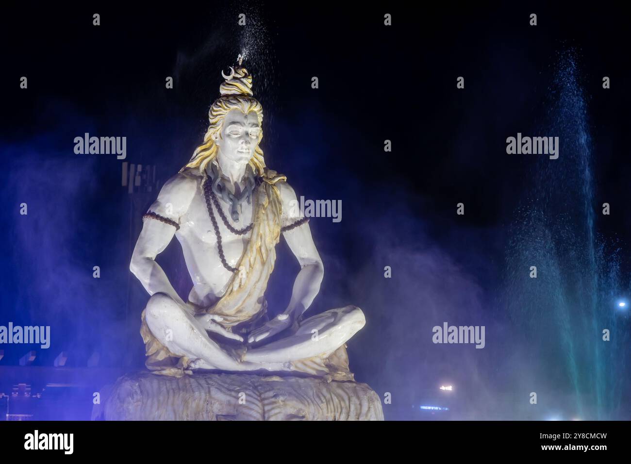 suggestivo idolo del dio santo indù, signore shiva, seduto in mediazione all'aperto di notte Foto Stock