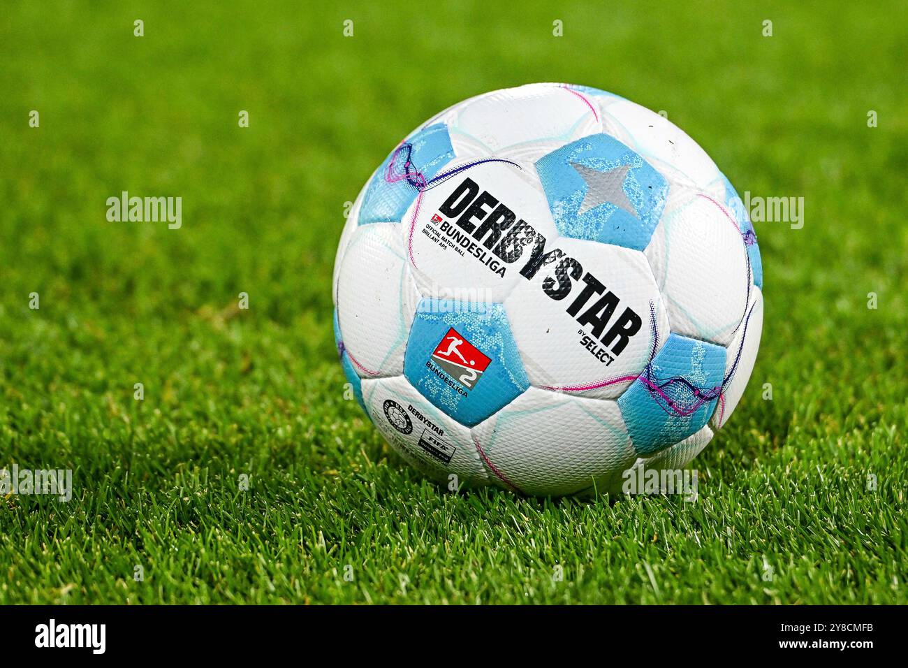 27.09.2024, Donaustadion, Ulma, GER, 2. BL, SSV Ulm 1846 vs Eintracht Braunschweig, im Bild Derbystar Brillant APS, offizieller Spielball der 2. Bundesliga, Saison 2024/2025, Symbolfoto foto? Le normative nordphoto GmbH/Hafner DFL vietano qualsiasi utilizzo di fotografie come sequenze di immagini e/o quasi-video Foto Stock