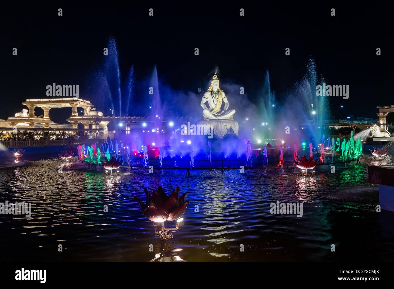 il suggestivo idolo del dio santo indù, signore shiva, seduto in mediazione all'aperto di notte, viene scattata un'immagine al corridoio del tempio mahakaleshwar mahakal, ujjain mad Foto Stock
