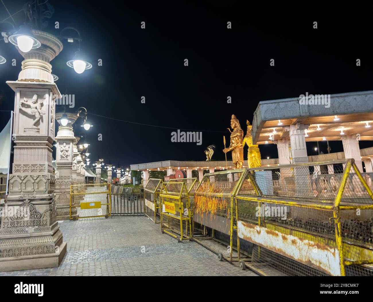 l'esterno del complesso del tempio santo indù di notte viene scattata un'immagine presso il corridoio del tempio mahakaleshwar mahakal di ujjain madhya pradesh india. Foto Stock