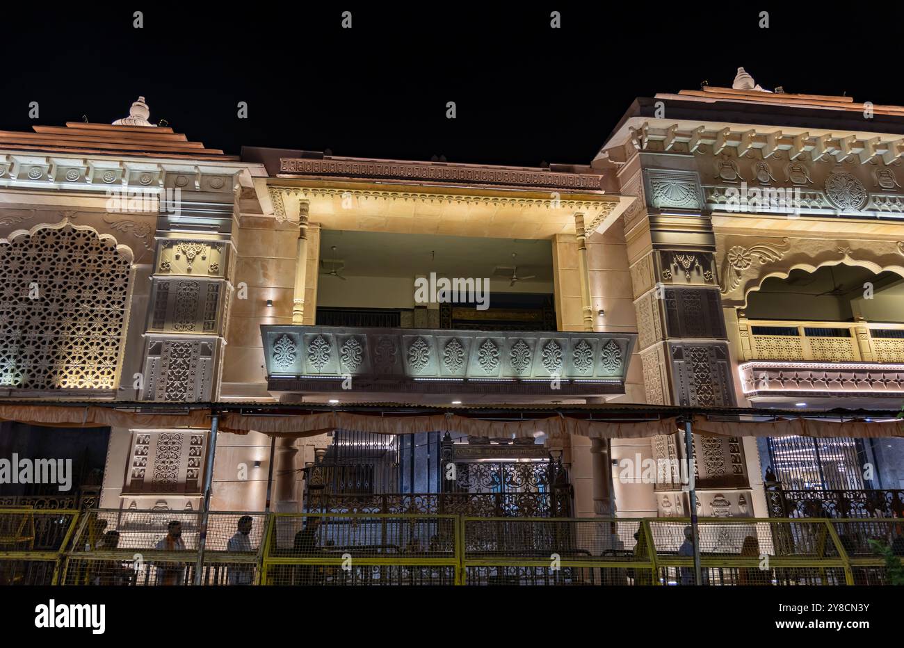 Cancello d'ingresso del complesso del tempio santo indù di notte l'immagine viene scattata presso il corridoio del tempio mahakaleshwar mahakal ujjain madhya pradesh india il 9 marzo 2024. Foto Stock