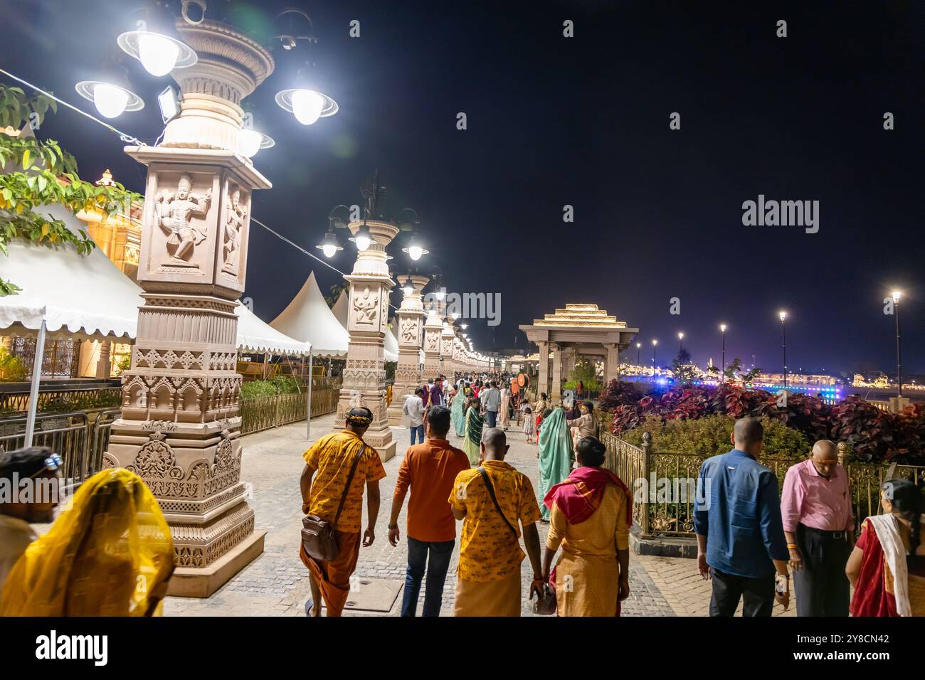 le persone che camminano nel corridoio artistico del tempio indù santo esterno di notte vengono scattate immagini nel corridoio del tempio mahakaleshwar mahakal ujjain madhya pradesh Foto Stock