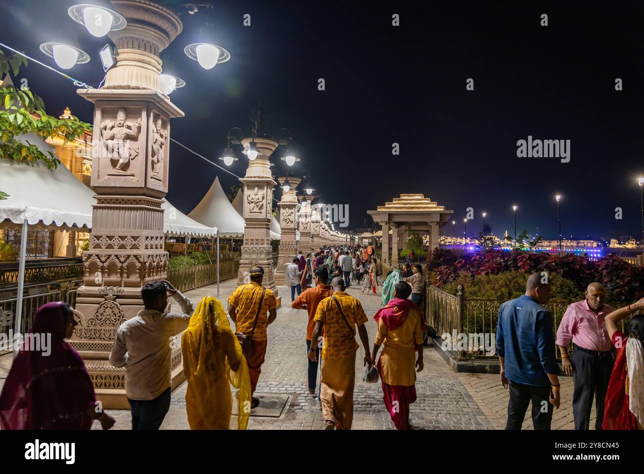 le persone che camminano nel corridoio artistico del tempio indù santo esterno di notte vengono scattate immagini nel corridoio del tempio mahakaleshwar mahakal ujjain madhya pradesh Foto Stock