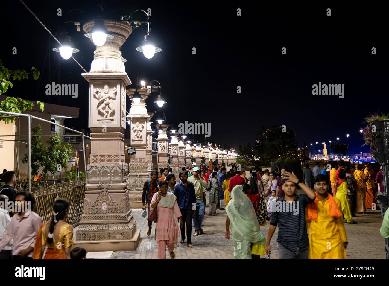 le persone che camminano nel corridoio artistico del tempio indù santo esterno di notte vengono scattate immagini nel corridoio del tempio mahakaleshwar mahakal ujjain madhya pradesh Foto Stock
