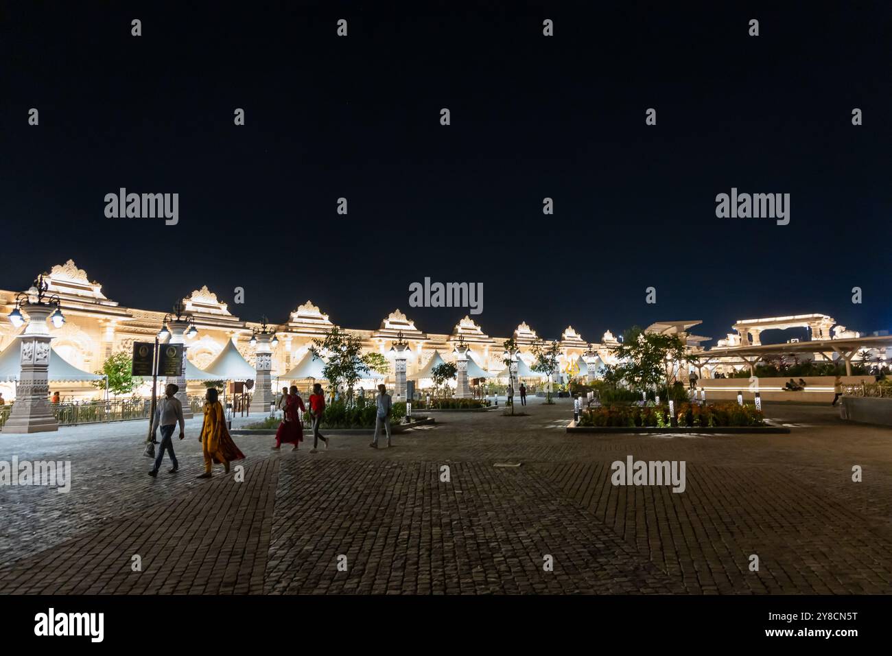 l'esterno del complesso del tempio santo indù di notte viene scattata un'immagine presso il corridoio del tempio mahakaleshwar mahakal di ujjain madhya pradesh india. Foto Stock