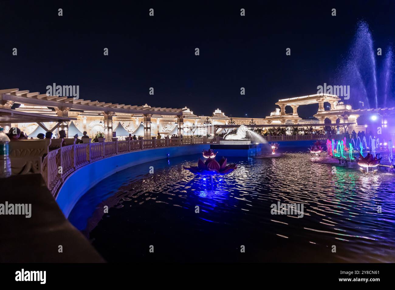 L'esterno del complesso del tempio santo indù di notte viene scattata un'immagine presso il corridoio del tempio mahakaleshwar mahakal ujjain madhya pradesh india il 9 marzo 2024. Foto Stock