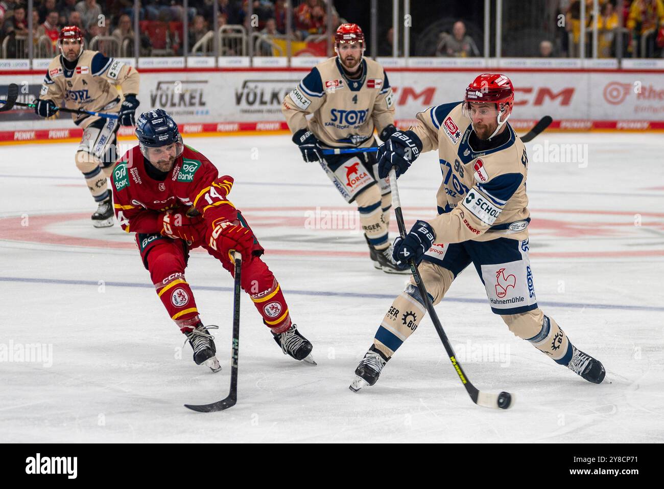 27.09.2024, Eishockey: Penny DEL, Saison 2024/2025, 03. Spieltag, DEG - Schwenninger Wild Wings in PSD Bank Dome a Düsseldorf. Justin Richards (Duesseldorfer EG, n. 14) versucht den Schuss von Tyson Spink (Schwenninger Wild Wings, n. 96) zu verhindern. Dahinter Jordan Murray (Schwenninger Wild Wings, n. 04). Foto: Kirchner-Media/TH Foto Stock