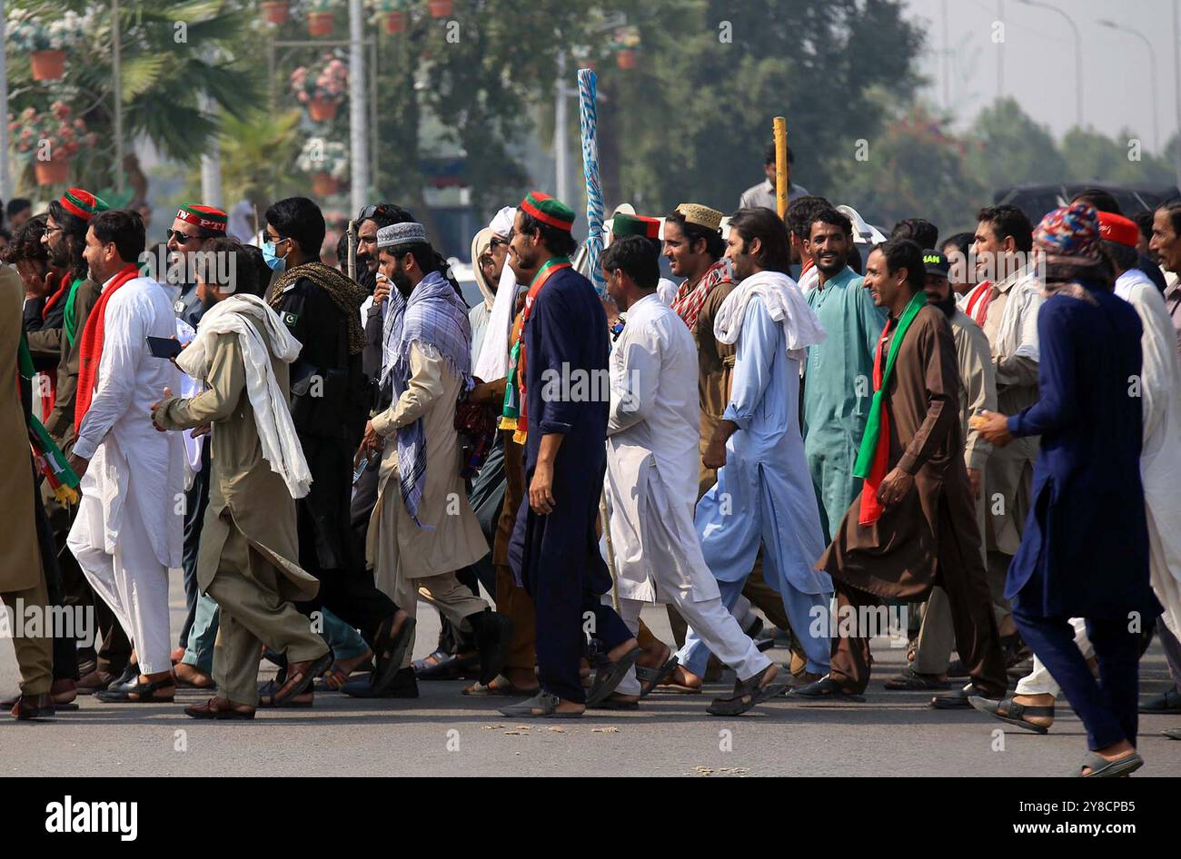 Hyderabad, Pakistan. 4 ottobre 2024. Gli attivisti e i sostenitori del Tehreek-e-Insaf (PTI) stanno organizzando una manifestazione di protesta mentre si spostano verso Islamabad per partecipare alla manifestazione di protesta del PTI contro l'istituzione della Corte costituzionale federale e hanno proposto emendamenti costituzionali e chiedono di rilasciare il presidente del PTI, Imran Khan, all'ingresso dell'autostrada-1 a Peshawar venerdì 4 ottobre 2024. Crediti: Pakistan Press International (PPI)/Alamy Live News Foto Stock