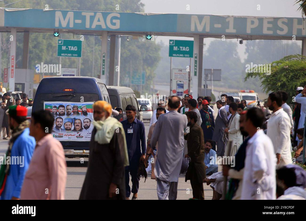 Hyderabad, Pakistan. 4 ottobre 2024. Gli attivisti e i sostenitori del Tehreek-e-Insaf (PTI) stanno organizzando una manifestazione di protesta mentre si spostano verso Islamabad per partecipare alla manifestazione di protesta del PTI contro l'istituzione della Corte costituzionale federale e hanno proposto emendamenti costituzionali e chiedono di rilasciare il presidente del PTI, Imran Khan, all'ingresso dell'autostrada-1 a Peshawar venerdì 4 ottobre 2024. Crediti: Pakistan Press International (PPI)/Alamy Live News Foto Stock