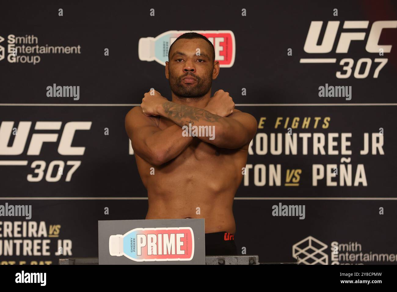 Salt Lake City, Utah, Stati Uniti. 4 ottobre 2024. CESAR ALMEIDA posa durante gli Official Weigh-Ins prima del suo incontro a UFC 307 al Delta Center di Salt Lake City. (Credit Image: © Alejandro Salazar/ZUMA Press Wire) SOLO PER USO EDITORIALE! Non per USO commerciale! Foto Stock