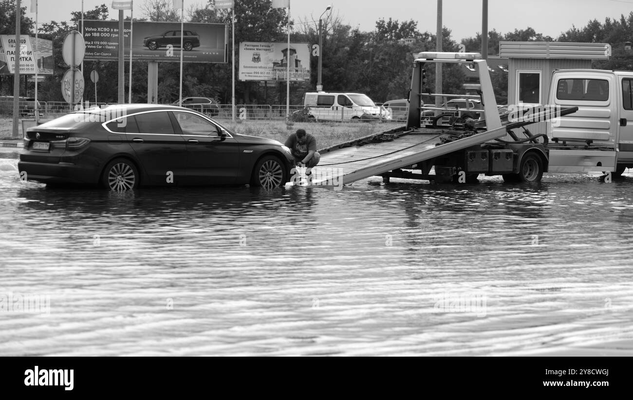 ODESSA, UCRAINA - settembre 5,2024: Dopo forti piogge, ingorghi stradali, le automobili sono bagnate di acqua e stallo. Le auto galleggiano in pozzanghere sul Foto Stock