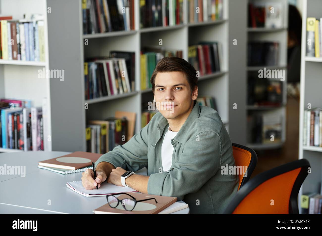 Allegro studente a scuola, studia duramente. Foto Stock