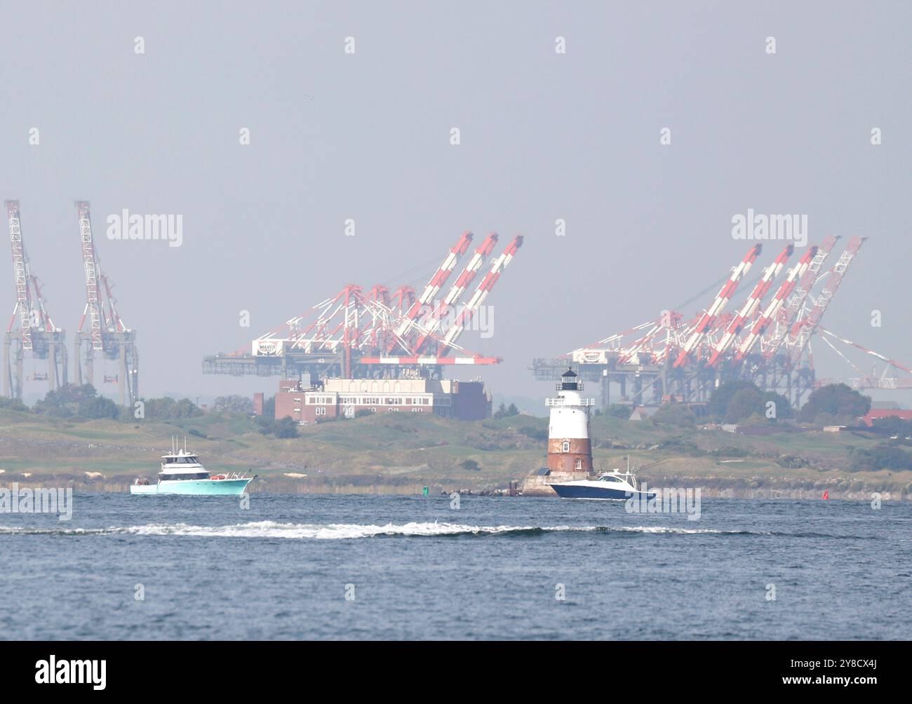 New York, Stati Uniti. 4 ottobre 2024. Le gru portacontainer per il carico e lo scarico di container intermodali dalle navi portacontainer si trovano nelle ore mattutine di fronte alle acque che separano Brooklyn e New Jersey a New York City venerdì 4 ottobre 2024. Uno storico sciopero portuale degli Stati Uniti è stato sospeso e un accordo provvisorio è stato raggiunto secondo la U.S. Maritime Alliance. Foto di John Angelillo/UPI credito: UPI/Alamy Live News Foto Stock