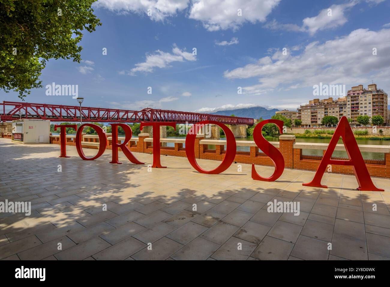 Cartello di Tortosa, sul lungomare vicino al fiume Ebro, nella città di Tortosa (Baix Ebre, Tarragona, Catalogna, Spagna) ESP: Letrero de Tortosa Foto Stock