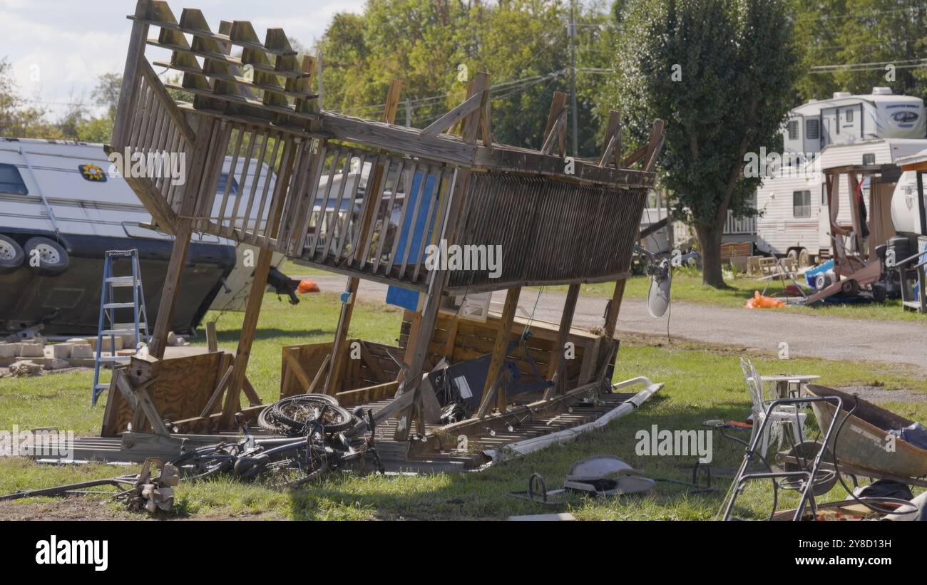 Sud-ovest, Stati Uniti. 3 ottobre 2024. I detriti di case distrutte vengono accumulati in un parco di case mobili dall'uragano Helene, 3 ottobre 2024, nel sud-ovest della Virginia. Crediti: James Walker/US Army/Alamy Live News Foto Stock