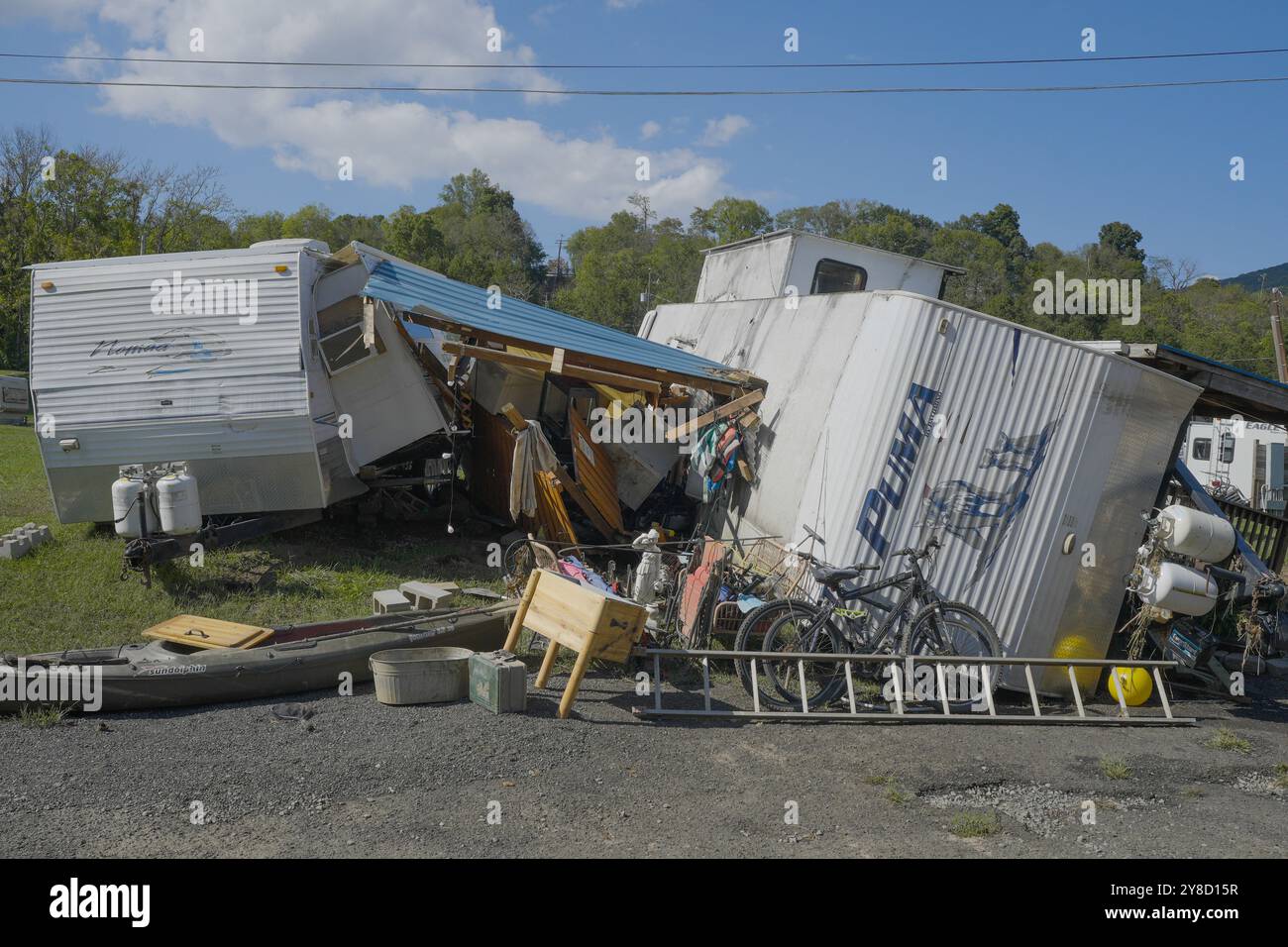 Sud-ovest, Stati Uniti. 3 ottobre 2024. I detriti di case distrutte vengono accumulati in un parco di case mobili dall'uragano Helene, 3 ottobre 2024, nel sud-ovest della Virginia. Crediti: James Walker/US Army/Alamy Live News Foto Stock