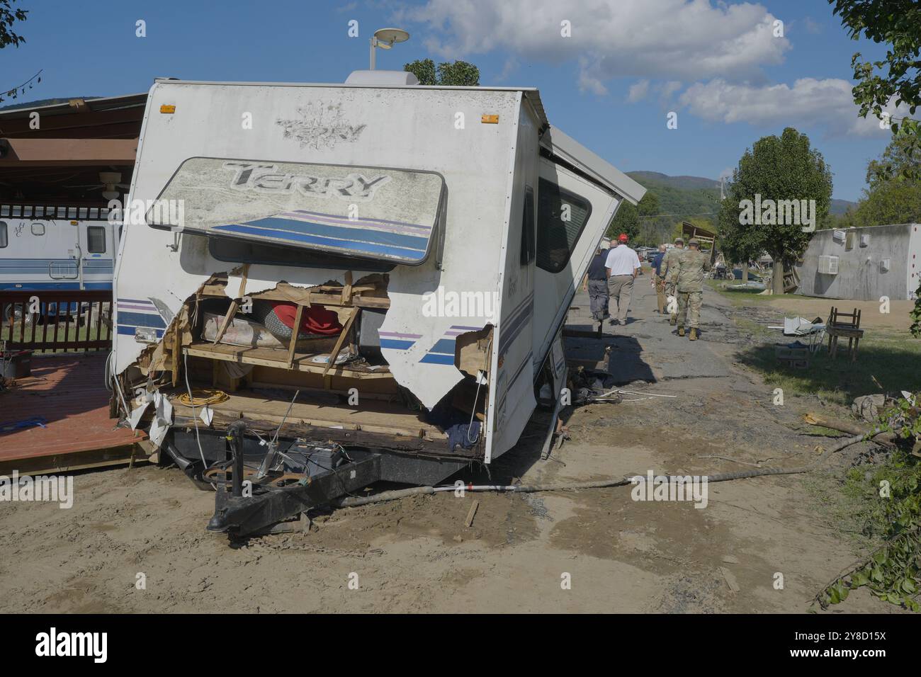 Sud-ovest, Stati Uniti. 3 ottobre 2024. I detriti di case distrutte vengono accumulati in un parco di case mobili dall'uragano Helene, 3 ottobre 2024, nel sud-ovest della Virginia. Crediti: James Walker/US Army/Alamy Live News Foto Stock