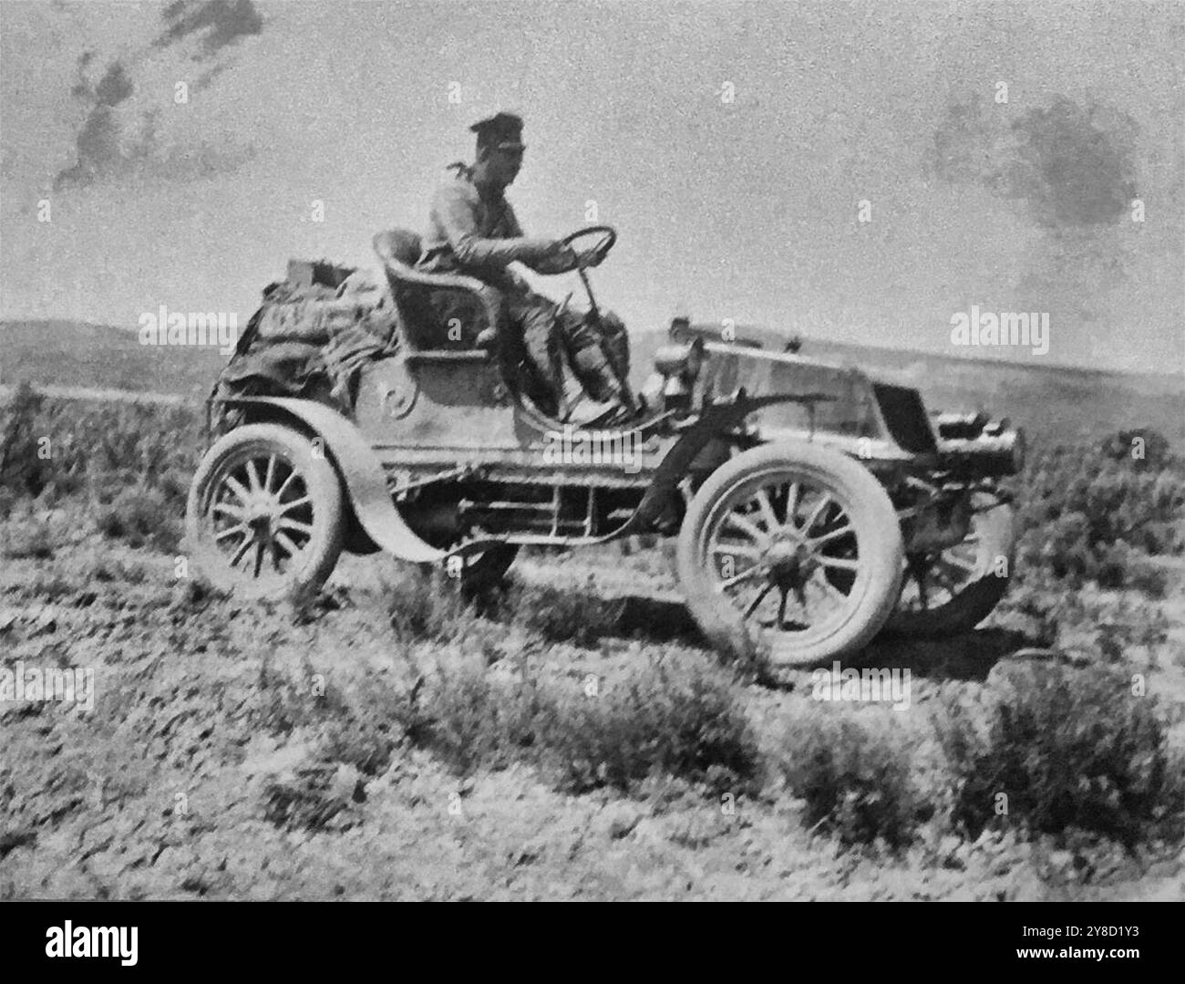 Horatio Nelson Jackson guida il Vermont sulla strada di fondo del 1903 Foto Stock