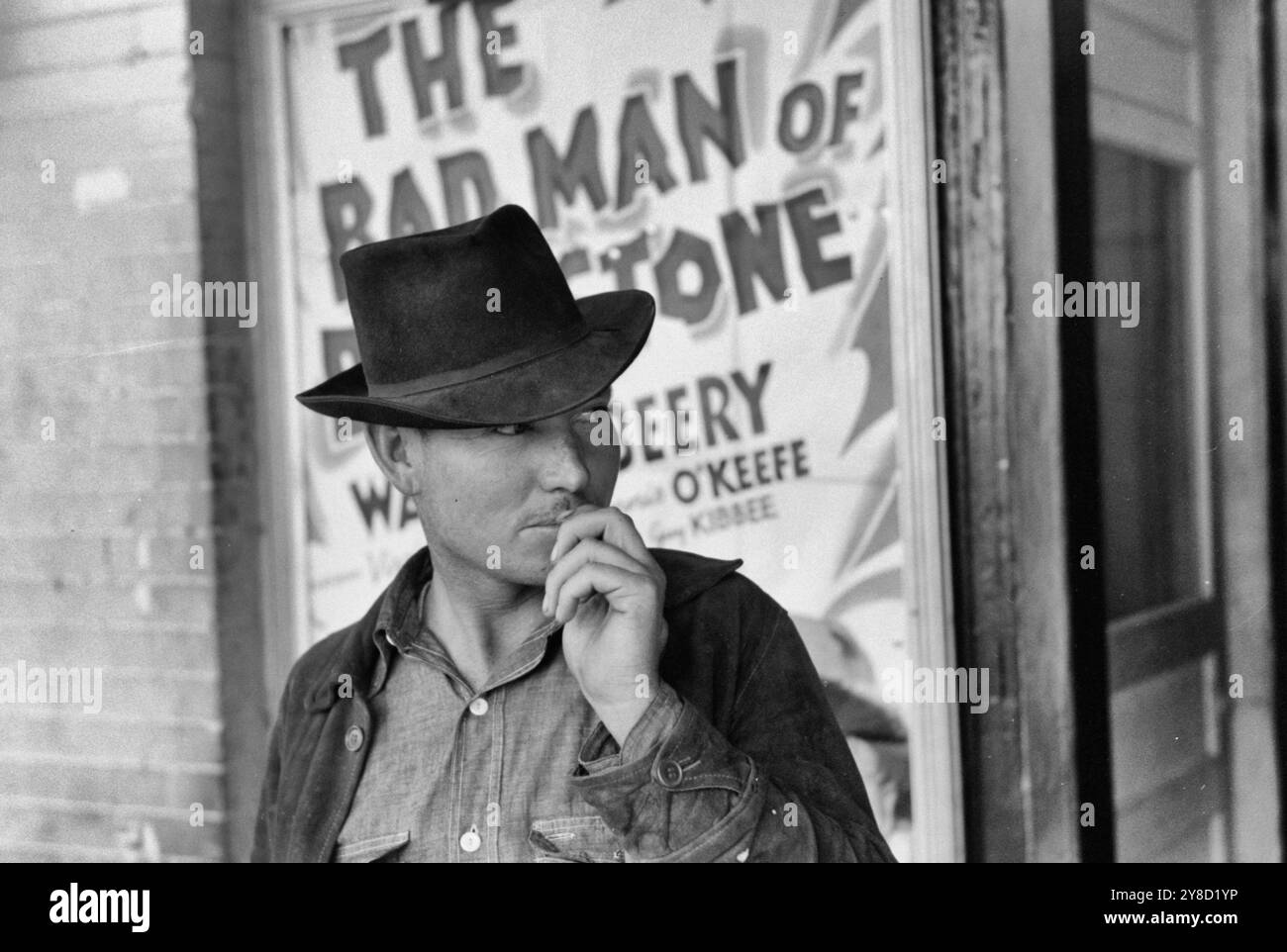 Uomo di fronte al cinema, Waco, Texas, novembre 1939 Foto Stock