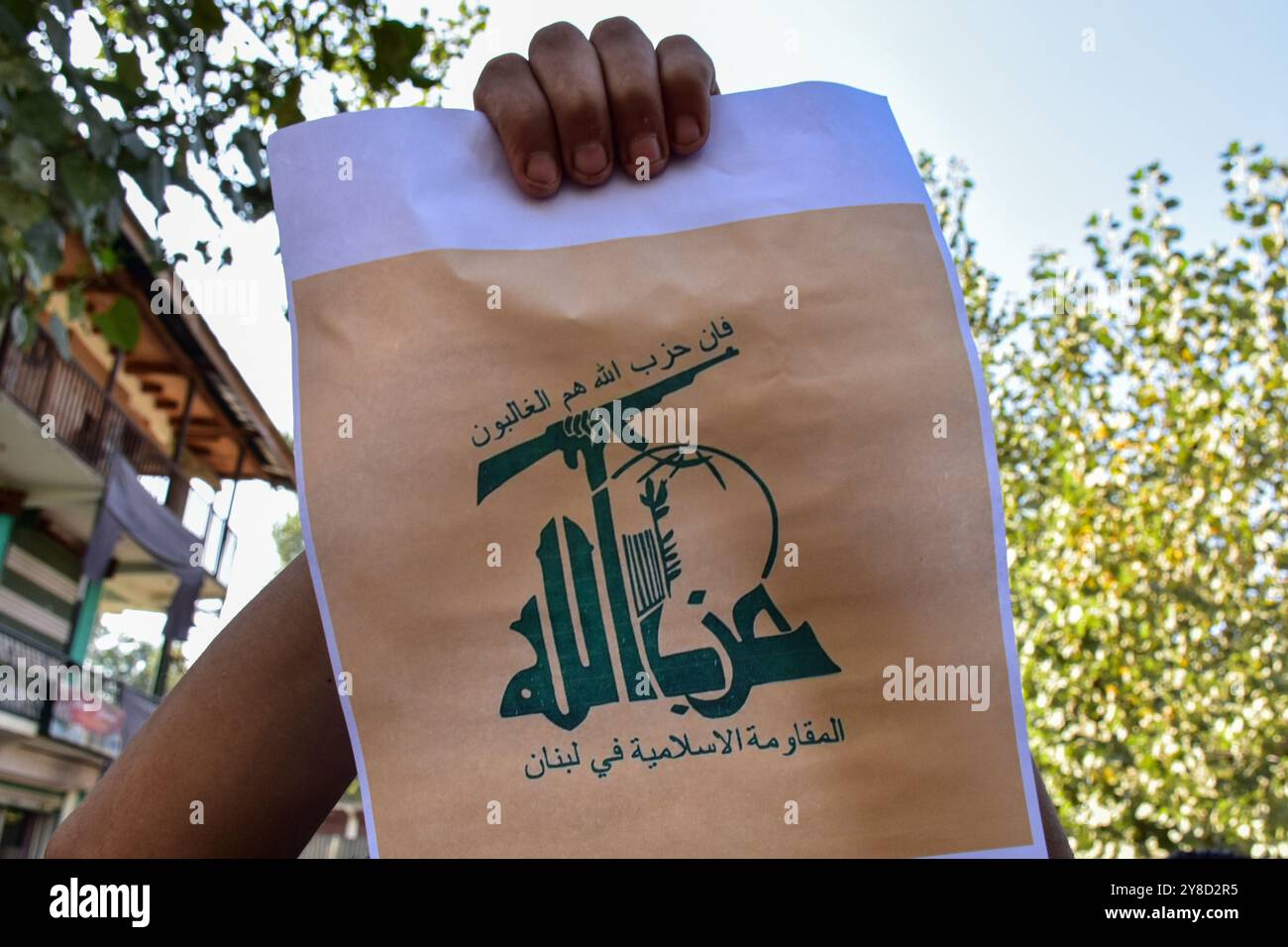Kashmir, India. 4 ottobre 2024. Un musulmano sciita del Kashmir tiene un manifesto della bandiera di Hezbollah durante una protesta in solidarietà con la Palestina e contro l'uccisione del leader di Hezbollah Hassan Nasrallah, a Pattan, a circa 30 km da Srinagar, la capitale estiva di Jammu e Kashmir. (Foto di Saqib Majeed/SOPA Images/Sipa USA) credito: SIPA USA/Alamy Live News Foto Stock