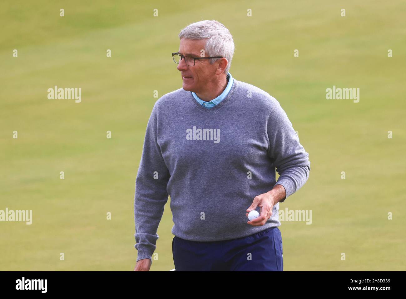 Kingsbarns, Fife, Regno Unito. 4 ottobre 2024. Alfred Dunhill Links Golf Championship, Round 2; Jay Monahan, Commissioner of the PGA TOUR, sul fairway della sesta buca a Kingsbarns Golf Links, durante il secondo round del Dunhill Links Championship Credit: Action Plus Sports/Alamy Live News Foto Stock