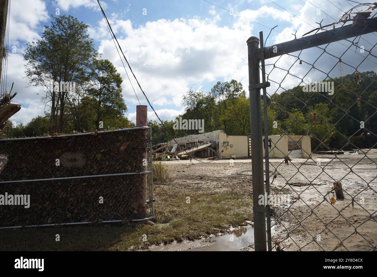 Asheville, Stati Uniti. 2 ottobre 2024. Infrastrutture pubbliche distrutte, detriti e fango derivanti dalle inondazioni causate dall'uragano Helene, 2 ottobre 2024 ad Asheville, Carolina del Nord. Crediti: Madeleine Cook/FEMA Photo/Alamy Live News Foto Stock