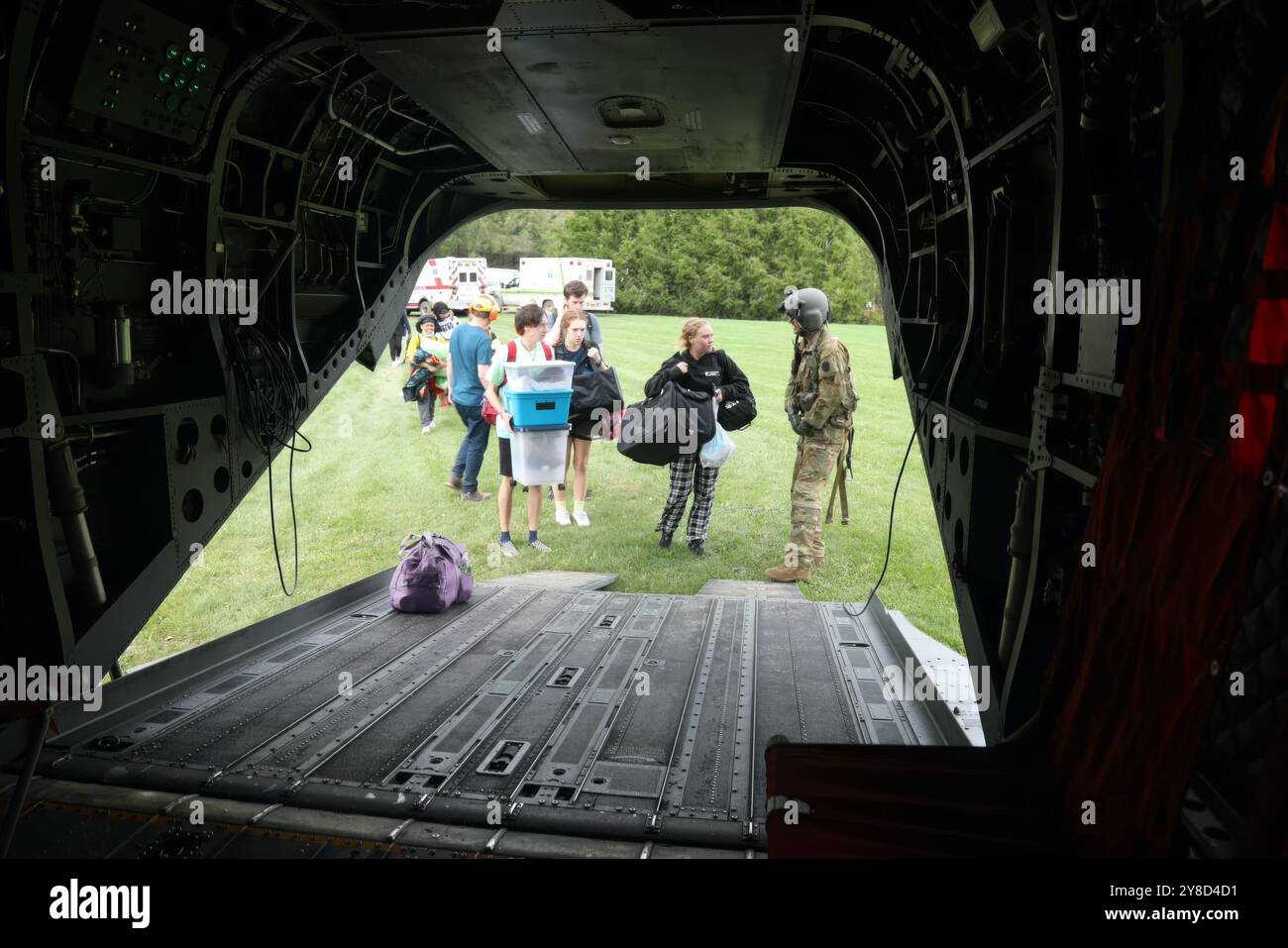Hickory, Stati Uniti. 30 settembre 2024. Soldati dell'esercito degli Stati Uniti, con il Connecticut National Guard 104th Aviation Regiment vittime del trasporto aereo bloccato dalle inondazioni dell'uragano Helene, il 30 settembre 2024 a Hickory, Carolina del Nord. Crediti: SFC Leticia Samuels/US Army/Alamy Live News Foto Stock