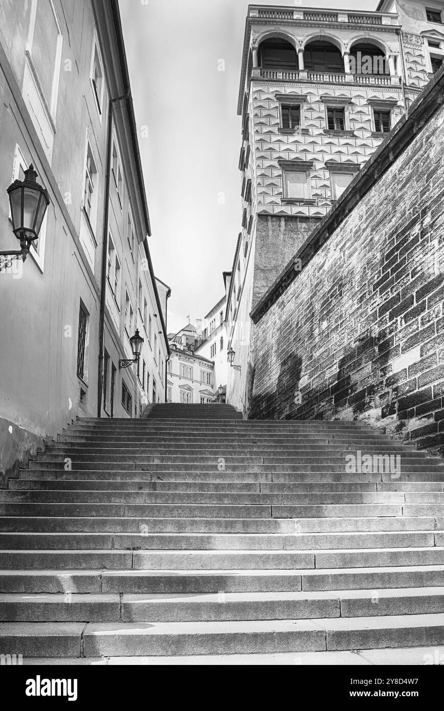 Vista verso l'alto di una scala che porta alla città vecchia di Praga, Repubblica Ceca Foto Stock