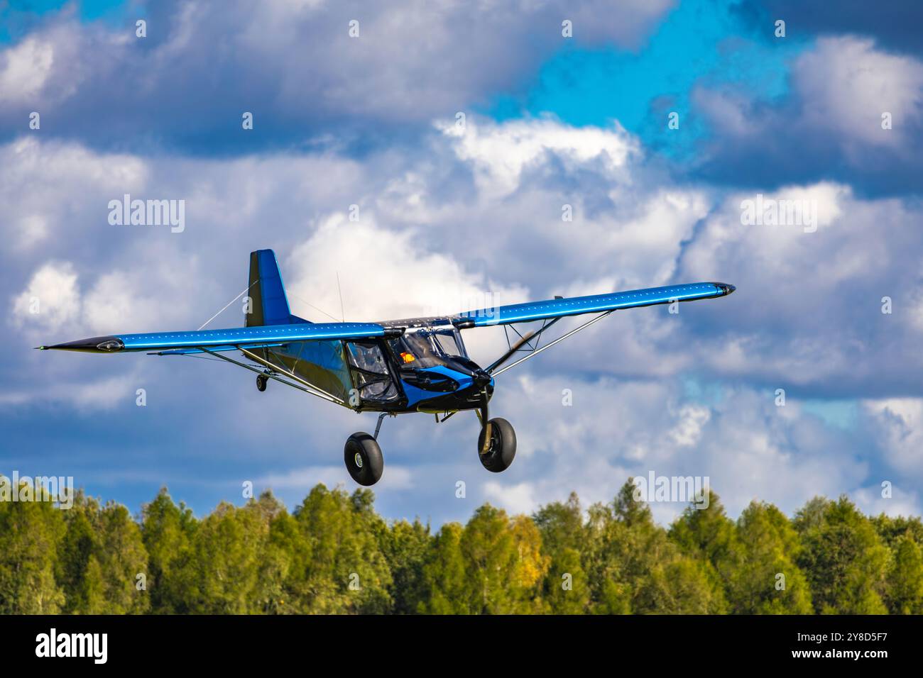 Una mostra di aerei a bassa quota sopra l'aeroporto, aerei ultraleggeri e acrobazie in aeroplano durante lo spettacolo Foto Stock