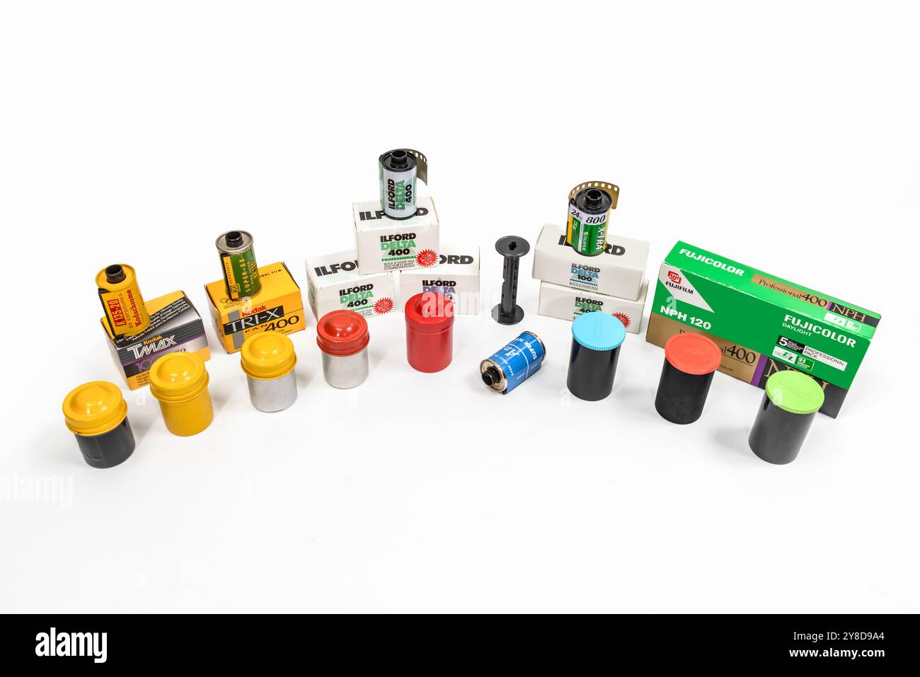 Maryville, Tennessee, Stati Uniti – 30 settembre 2024: Proiezione orizzontale di rotoli di film e canister su sfondo bianco. Copia spazio. Foto Stock