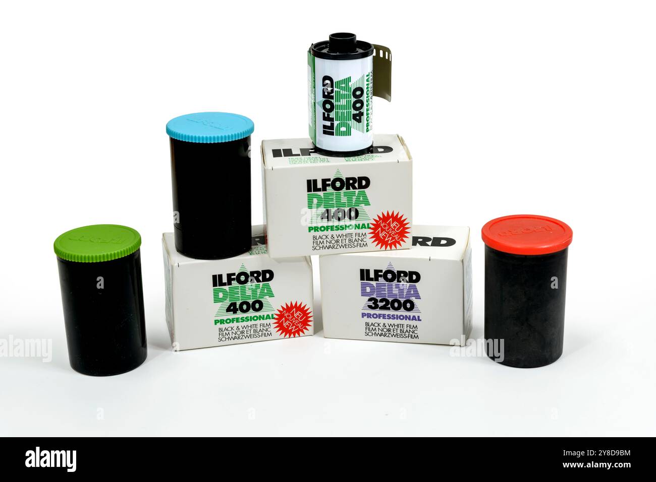 Maryville, Tennessee, Stati Uniti – 30 settembre 2024: Proiezione orizzontale di film di Ilford, scatole e tre contenitori su sfondo bianco. Foto Stock