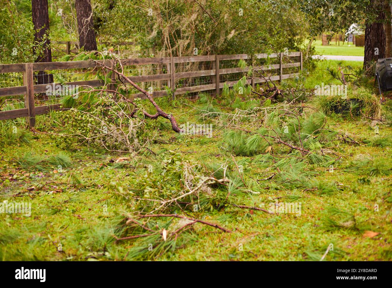 Danni alle proprietà dell'uragano Helene il giorno successivo all'impatto sulla Georgia del Sud, Stati Uniti, mostrando danni e detriti. Le conseguenze di un uragano di categoria 4! Foto Stock