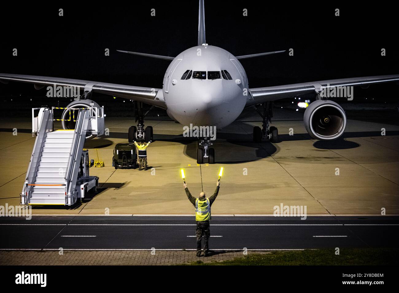 EINDHOVEN - Un aereo militare, il Multi Role Tanker Transport Aircraft (MRTT), è arrivato alla Eindhoven Air Force base da Beirut. Oltre ai cittadini olandesi, l'aereo conteneva persone provenienti da Belgio, Finlandia e Irlanda che volevano lasciare il Libano. La situazione della sicurezza in Libano è seriamente peggiorata a causa di un alto livello di combattimenti tra Israele e Hezbollah. ANP ROB ENGELAAR netherlands Out - belgio Out crediti: ANP/Alamy Live News Foto Stock