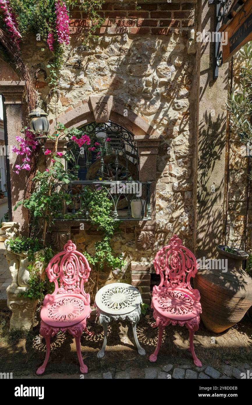 Ayvalik, Turchia - 3 settembre 2024: Veduta di una strada ad Ayvalik sulla costa del Mar Egeo in Turchia. Foto Stock