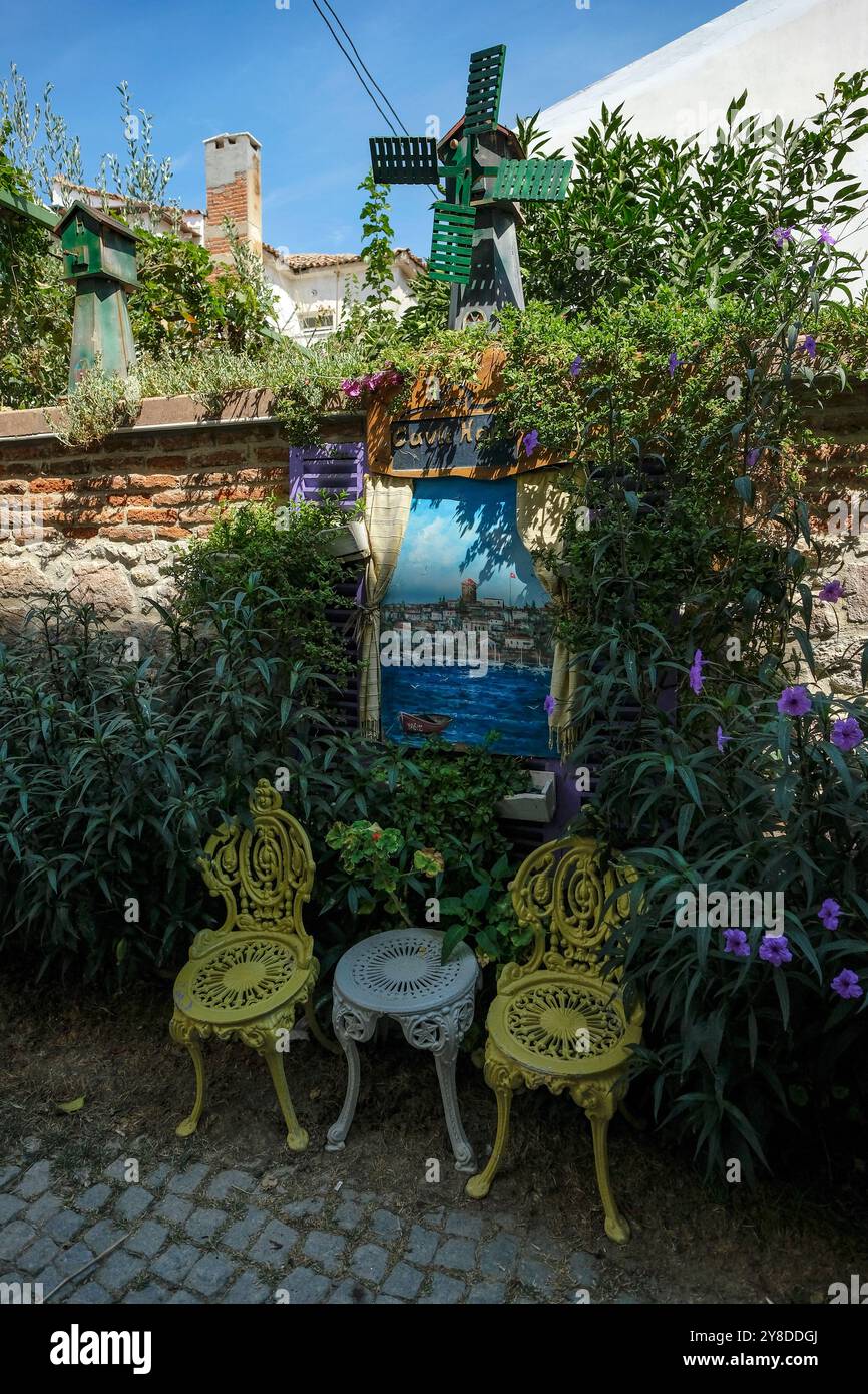 Ayvalik, Turchia - 3 settembre 2024: Veduta di una strada ad Ayvalik sulla costa del Mar Egeo in Turchia. Foto Stock