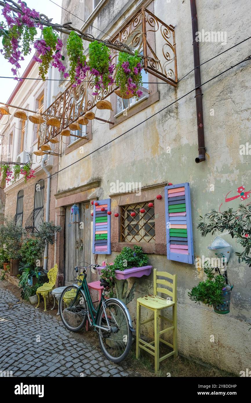 Ayvalik, Turchia - 3 settembre 2024: Veduta di una strada ad Ayvalik sulla costa del Mar Egeo in Turchia. Foto Stock