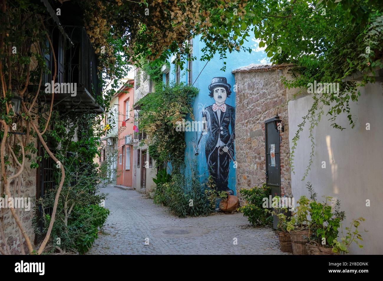 Ayvalik, Turchia - 5 settembre 2024: Veduta di una strada ad Ayvalik sulla costa del Mar Egeo in Turchia. Foto Stock