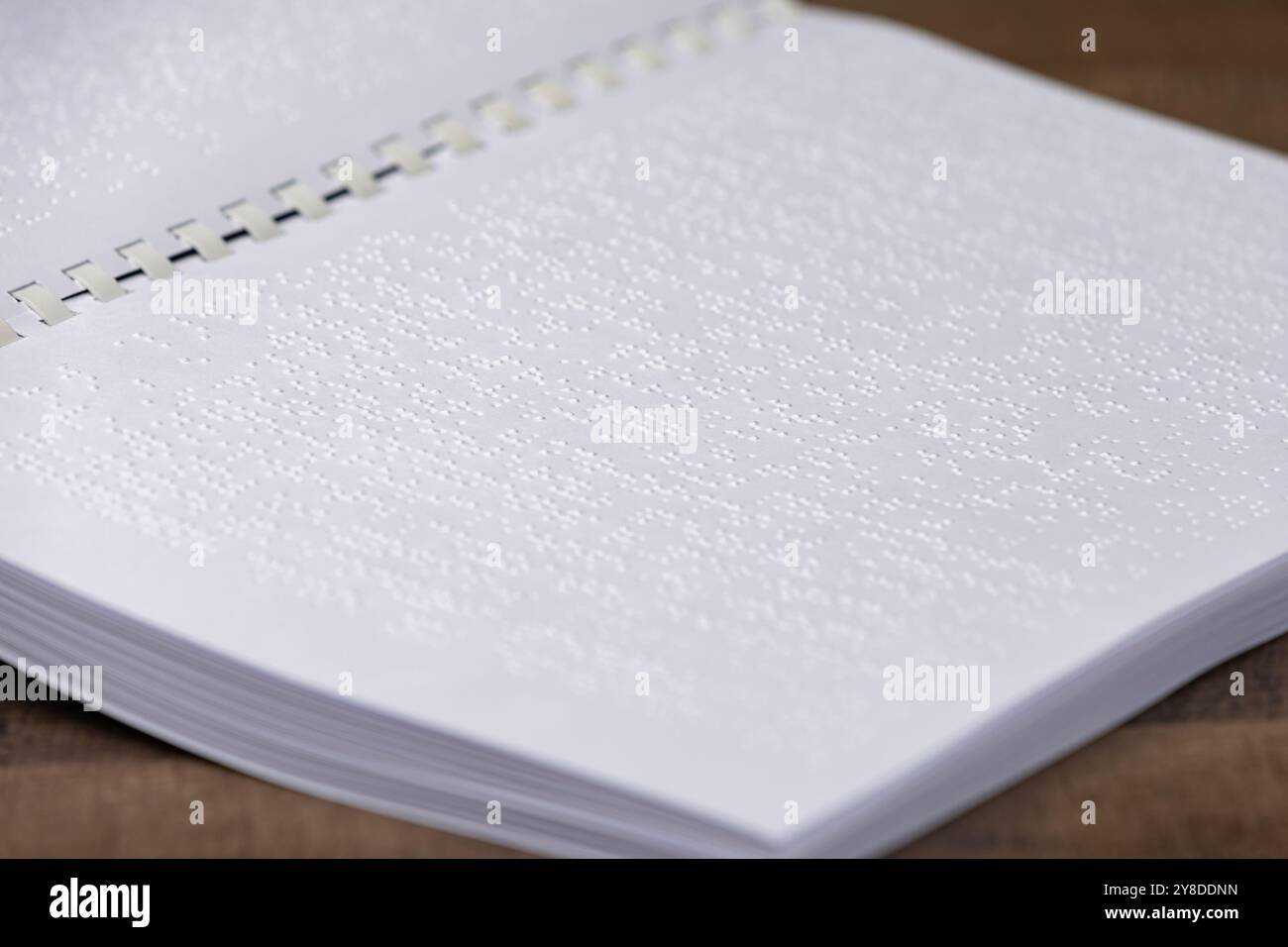 Primo piano della scrittura in braille su un white paper. Messa a fuoco morbida. Copia spazio. Concentratevi sulla consistenza dei punti in rilievo. Foto Stock