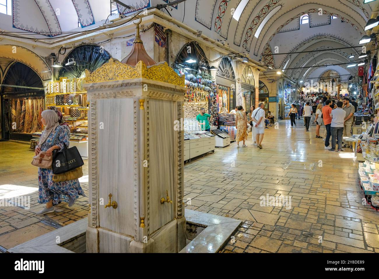 Istanbul, Turchia - 12 settembre 2024: Il Grand Bazaar di Istanbul è uno dei mercati coperti più grandi e antichi del mondo, la Turchia. Foto Stock