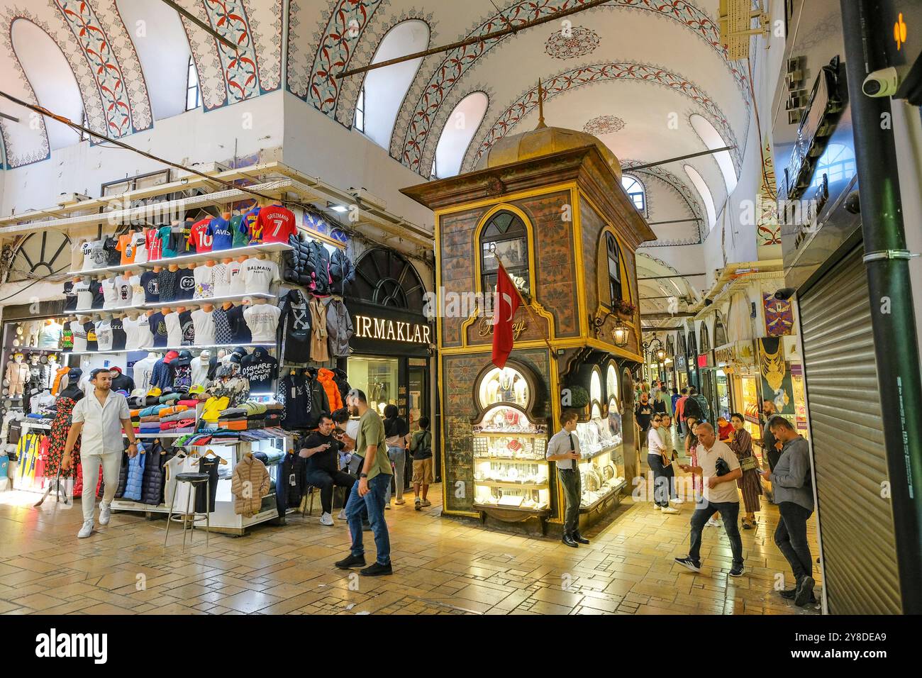 Istanbul, Turchia - 12 settembre 2024: Il Grand Bazaar di Istanbul è uno dei mercati coperti più grandi e antichi del mondo, la Turchia. Foto Stock