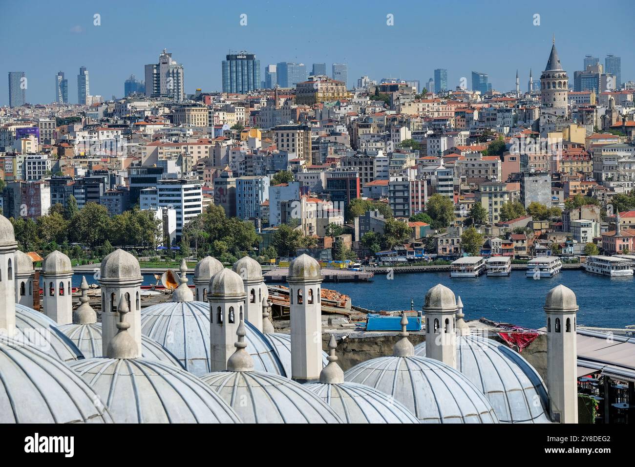 Istanbul, Turchia - 14 settembre 2024: Vista sulla Torre di Galata, è un'antica torre genovese nel quartiere Beyoglu di Istanbul, Turchia. Foto Stock