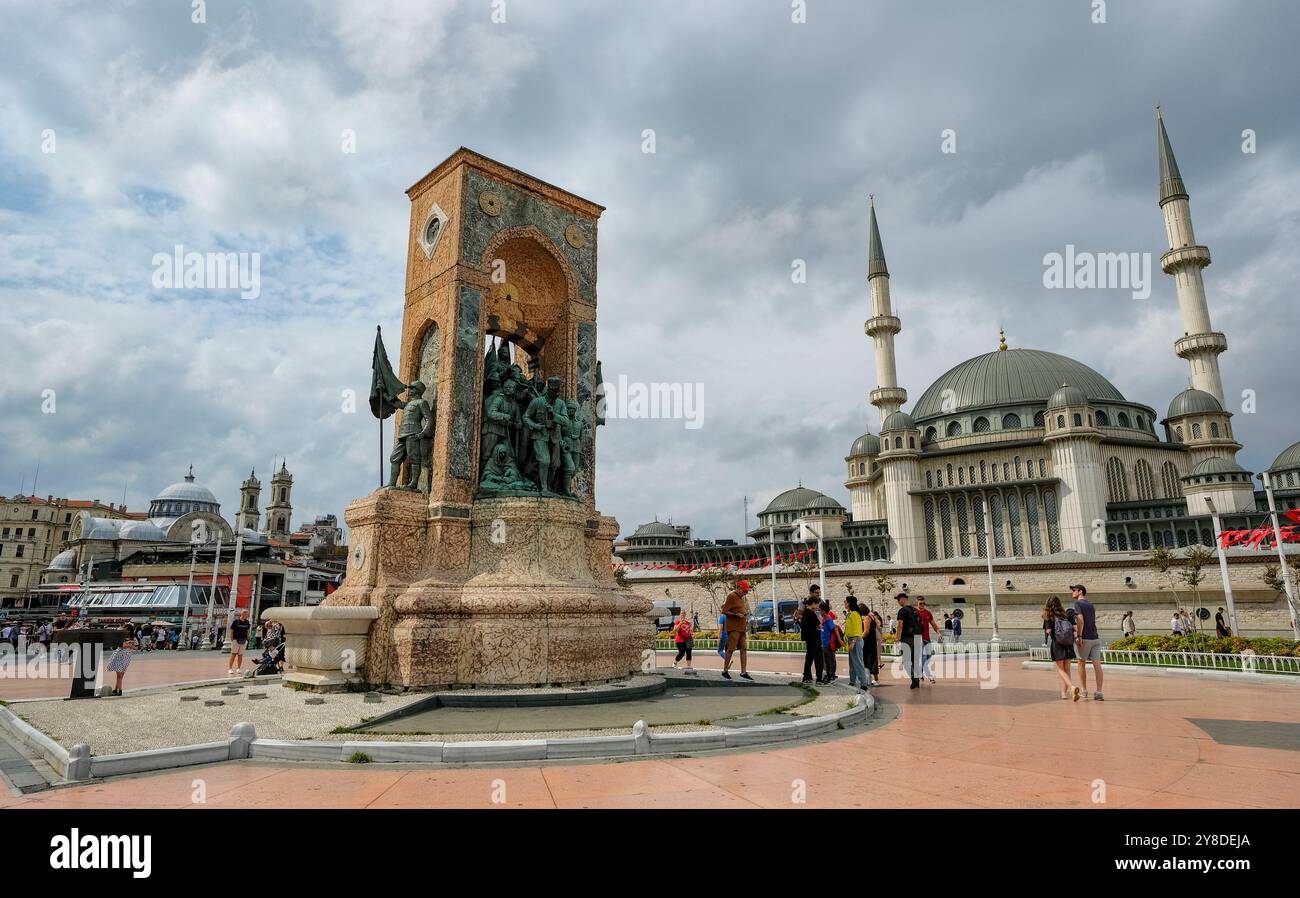 Istanbul, Turchia - 15 settembre 2024: Piazza Taksim con il Monumento della Repubblica scolpito da Pietro Canonica e la Moschea Taksim di Istanbul. Foto Stock