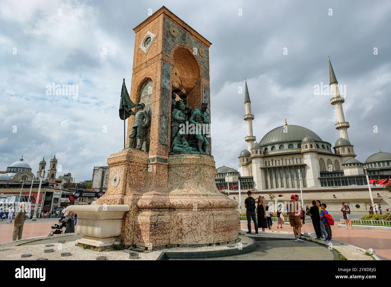 Istanbul, Turchia - 15 settembre 2024: Piazza Taksim con il Monumento della Repubblica scolpito da Pietro Canonica e la Moschea Taksim di Istanbul. Foto Stock